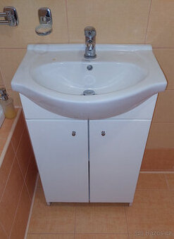 Koupelnová skříňka s umyvadlem, baterií a výpustí