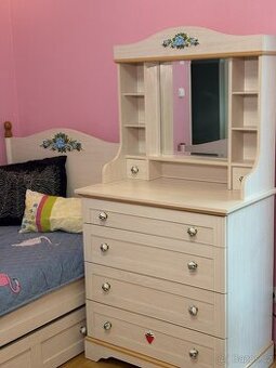 Bílá komoda s květinovým vzorem a zrcadlem