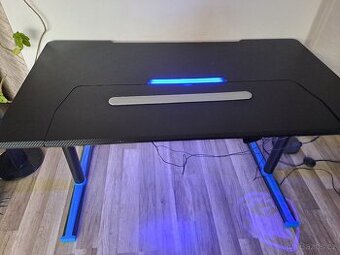 Herní počítačový stůl