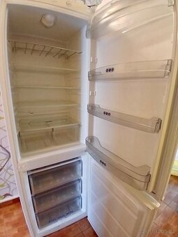 Plně funkční lednice s mrazákem Whirlpool