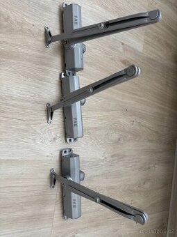 Automatický zavírač dveří