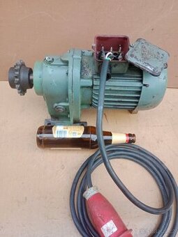 Elektromotor s převodovkou.40 ot/min.