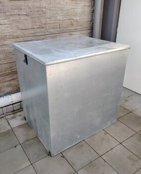 Plechová bedna/úložný box.