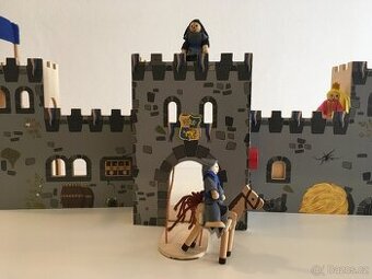Dřevěný hrad s postavičkami