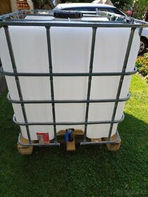 Prodám plastovou 1000 l nádrž