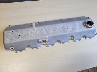 Víko ventilů z motoru BMW M20