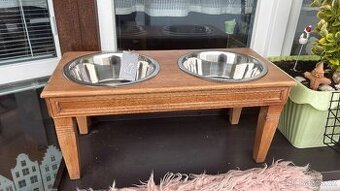Vyvýšený dřevěný stojan na krmení pro psa