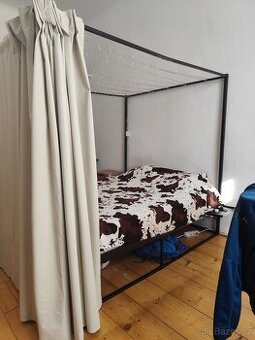 Moderní čalouněná postel 180x200 cm (v záruce)