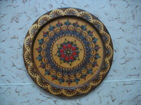 Dřevěný soudek, džbán a solnička, ozdobný podnos, aj.