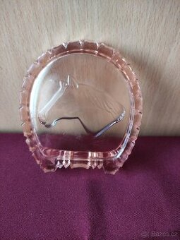 Skleněná miska, tácek, popelník tvar podkovy s hlavou koně