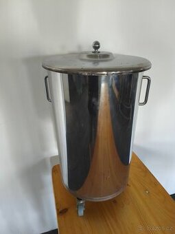 Nerezové kuchyňské nádoby odpad