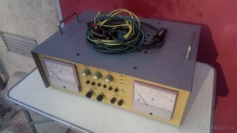 Nabíječka a zdroj.