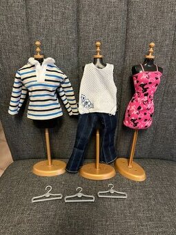 obleček na Barbie a Kena + stojánek+ramínka