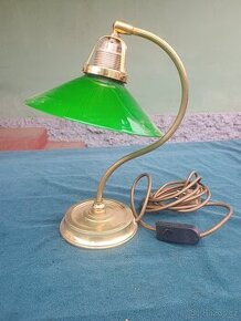 Mosazná lampa se skleněným stínítkem