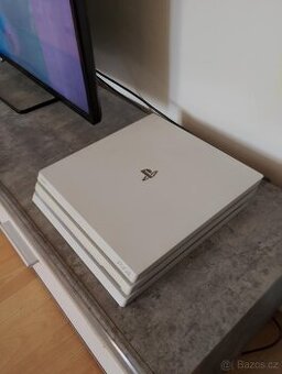 PlayStation 4 1 TB + ovladače