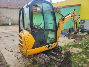 Strojník, bagrista na pásový minibagr JCB 8018