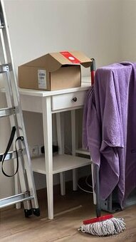 Noční stolek Ikea