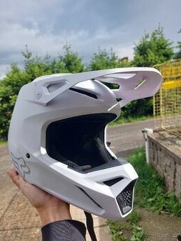 Fox helma v1 bílá