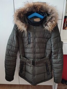 Khaki prošívaná bunda s kožešinou