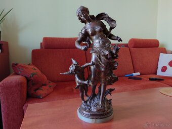 Socha (sousoší) Žena a Amorek - bronz
