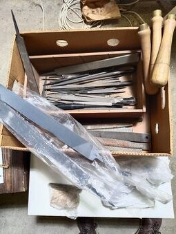 Krabice starých pilníků, rašplí a dlát