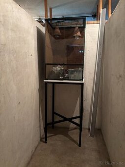 terárium pro chameleona se stolkem