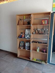 Závěsná skříň, vitrína