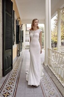 ✨ Krajkové svatební šaty s jemnými rukávky a vlečkou ✨