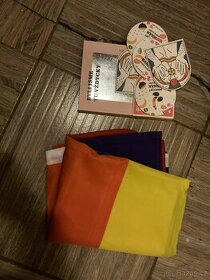 Velká duhová vlajka, kniha, podtacky