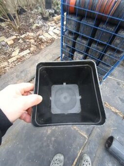 Plastové kontajnetry,květináče.3L