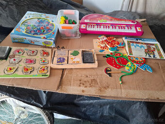 Prodám soubor starších hraček,tiskátek,her,stavebnic apod.