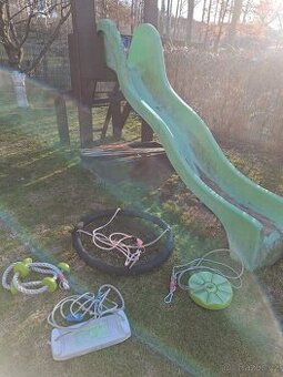 Dětské houpačky a skluzavka