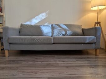 Šedá 3místná pohovka – skandinávský styl