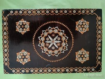 Prodám DŘEVĚNOU VYKLÁDANOU SKŘÍŇKU NA ŠPERKY