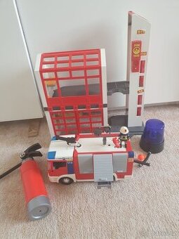 Hasičská zbrojnice + auto