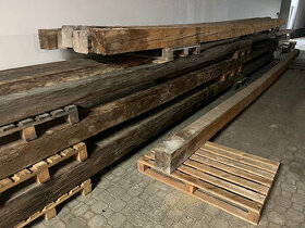 Prodám staré ručně tesané dřevěné trámy
