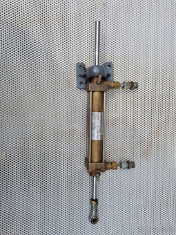 Hydraulická pístnice ovládání kormidla