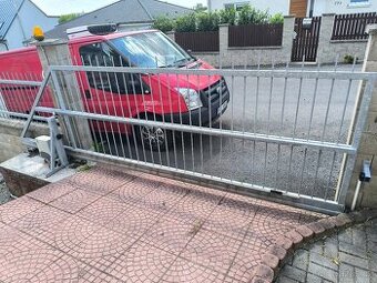 Plot-samonosna posuvná brána i s motorem+plotové pole 4x