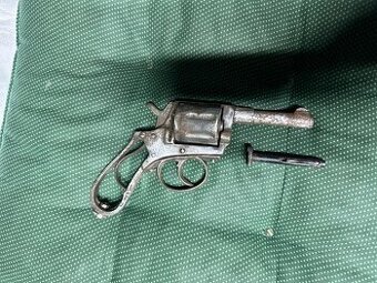 Historický sedmiranný revolver 9 mm