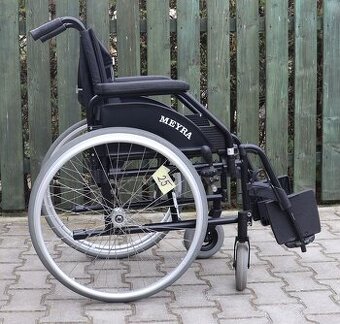 025-Mechanický invalidní vozík Meyra