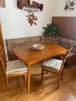 Kuchyňský set rozkládací stůl, lavice, tři židle