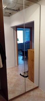 Zrkadlová skriňa Ikea