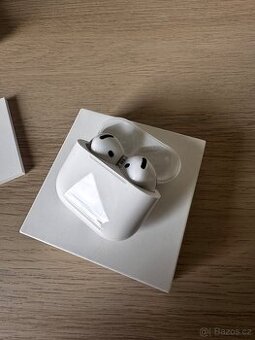 Apple AirPods 4 Noise Cancellation