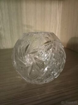 Broušená vázička