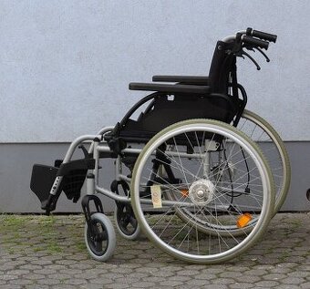 100-Mechanický invalidní vozík Breezy.