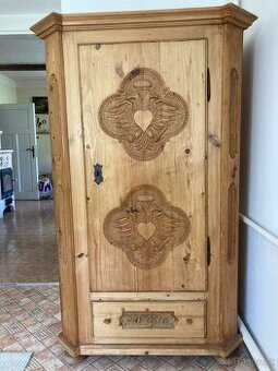 Prodám starožitnou vyřezávanou skříň z roku 1876
