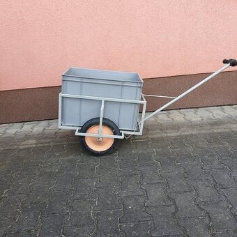 Prodám kárku s nafukovacími koly ve výborném stavu