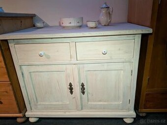 Komoda z masivu – ruční truhlářská práce, bělená patina