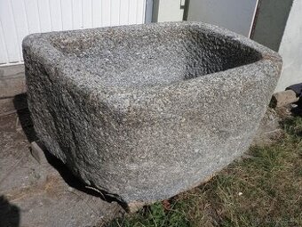 stará kamenná žulová stírka kaménka napaječka koryto