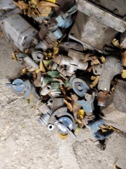 Prodám originál litinové koncovky na Vzduch ZETOR25